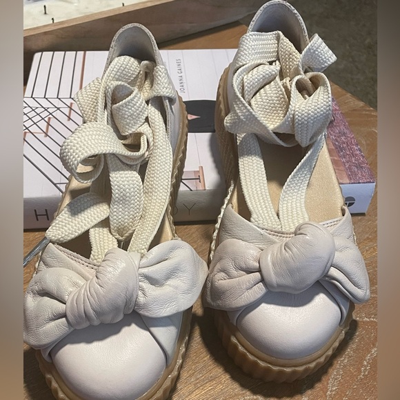 Puma x fenty bow creeper puma.  Size 5.5 cream color. Like New - Picture 5 of 5